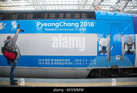 Ligne KTX de Gangneung, 21 novembre 2017 : le train pour la ligne KTX de Gangneung est vu à la gare de Séoul, en Corée du Sud. La ligne Gangneung KTX (Korea train Express) ou le réseau ferroviaire à grande vitesse reliera l'aéroport international d'Incheon à Gangneung où se tiendront les sports de glace des Jeux olympiques d'hiver de 2018 à PyeongChang. Les nouveaux chemins de fer commenceront à fonctionner en décembre 2017. Les Jeux Olympiques d'hiver de PyeongChang auront lieu pendant 17 jours à partir de 9 février - 25, 2018. Les cérémonies d'ouverture et de clôture et la plupart des sports de neige auront lieu dans le comté de PyeongChang et le comté de Jeongseon accueillera Alpine sp Banque D'Images