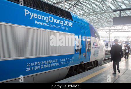 Ligne KTX de Gangneung, 21 novembre 2017 : le train pour la ligne KTX de Gangneung est vu à la gare de Séoul, en Corée du Sud. La ligne Gangneung KTX (Korea train Express) ou le réseau ferroviaire à grande vitesse reliera l'aéroport international d'Incheon à Gangneung où se tiendront les sports de glace des Jeux olympiques d'hiver de 2018 à PyeongChang. Les nouveaux chemins de fer commenceront à fonctionner en décembre 2017. Les Jeux Olympiques d'hiver de PyeongChang auront lieu pendant 17 jours à partir de 9 février - 25, 2018. Les cérémonies d'ouverture et de clôture et la plupart des sports de neige auront lieu dans le comté de PyeongChang et le comté de Jeongseon accueillera Alpine sp Banque D'Images