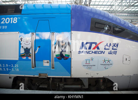 Ligne KTX de Gangneung, 21 novembre 2017 : le train pour la ligne KTX de Gangneung est vu à la gare de Séoul, en Corée du Sud. La ligne Gangneung KTX (Korea train Express) ou le réseau ferroviaire à grande vitesse reliera l'aéroport international d'Incheon à Gangneung où se tiendront les sports de glace des Jeux olympiques d'hiver de 2018 à PyeongChang. Les nouveaux chemins de fer commenceront à fonctionner en décembre 2017. Les Jeux Olympiques d'hiver de PyeongChang auront lieu pendant 17 jours à partir de 9 février - 25, 2018. Les cérémonies d'ouverture et de clôture et la plupart des sports de neige auront lieu dans le comté de PyeongChang et le comté de Jeongseon accueillera Alpine sp Banque D'Images