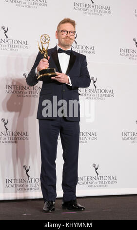 New York, États-Unis. 20 nov, 2017. Kenneth Branagh gagnant meilleur acteur pose sur scène à salle de presse pour 2017 internation Emmy Awards au Hilton hotel crédit : lev radin/Alamy live news Banque D'Images
