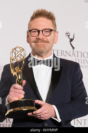 New York, États-Unis. 20 nov, 2017. Kenneth Branagh gagnant meilleur acteur pose sur scène à salle de presse pour 2017 internation Emmy Awards au Hilton hotel crédit : lev radin/Alamy live news Banque D'Images