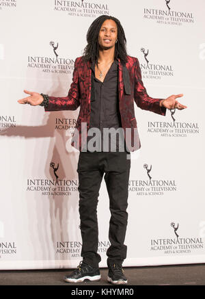 New York, États-Unis. 20 nov, 2017. les twins larry nicolas bourgeois portant des Dolce & Gabbana présentent sur scène à salle de presse pour 2017 internation Emmy Awards au Hilton hotel crédit : lev radin/Alamy live news Banque D'Images