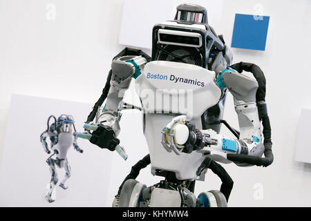 Tokyo, Japon. 21 novembre, 2017. Tokyo, Japon. 21 novembre, 2017. boston dynamics' atlas robot de l'afficheur pendant le monde robot softbank 2017 le 21 novembre 2017, Tokyo, Japon. softbank robotics robot world 2017 softbank organisé à introduire de l'intelligence artificielle (IA) et iot (l'internet des objets) des sociétés qui développent les dernières technologies pour des robots, y compris ses applications poivre robot humanoïde dans divers domaines d'affaires. Le robot expo soit jusqu'au 22 novembre. Credit : Rodrigo reyes marin/aflo/Alamy live news Banque D'Images