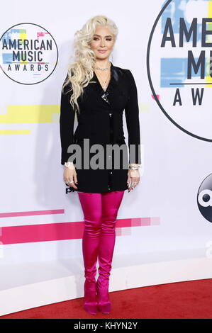 Erika Jayne Girardi participe aux American Music Awards 2017 au Microsoft Theatre le 19 novembre 2017 à Los Angeles, en Californie. | Verwendung weltweit Banque D'Images