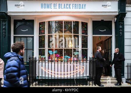 Londres, Royaume-Uni. 21 Nov, 2017. Londres 21 novembre 2017.Le détaillant en ligne Amazon ouvre une fenêtre pop-up shop dans Soho Square, au centre de Londres le 21 novembre 2017.Dans le cadre de leurs ventes Vendredi Noir événement. La pop- up shop est ouvert jusqu'à vendredi 24 novembre. Credit : claire doherty/Alamy Live News Banque D'Images