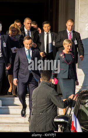 Le président polonais Andrzej duda et son épouse la première dame agata kornhauser-duda pendant leur visite en Grèce de marche sur les marches de leur hôtel à Athènes crédit : stefanos kyriazis/Alamy live news Banque D'Images