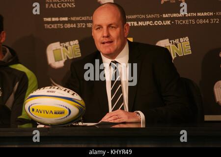 Newcastle upon Tyne, Angleterre, 21 novembre 2017. Mick hogan, directeur général de Newcastle Falcons s'exprimant lors de la conférence de presse pour annoncer le grand, un jour de rugby avec l'université de Northumbria à Newcastle University suivi par Newcastle Falcons contre Northampton Saints dans l'Aviva premiership à St James Park en mars 2018. crédit : Colin Edwards/Alamy live news. Banque D'Images