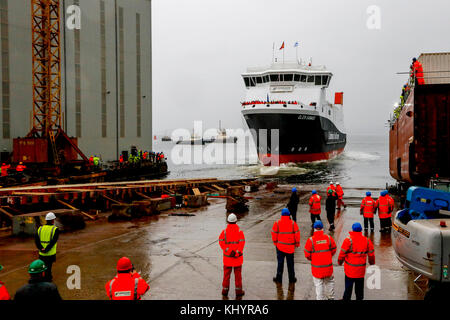 Port Glasgow, Scotland, UK. 21 Nov, 2017. Des milliers de spectateurs se sont rendus dans de fortes pluies pour regarder NICOLA STURGEON, Premier Ministre de l'Écosse lancer le Glen Sannox MV à partir de la cale de halage de Ferguson, chantier naval Port Glasgow. Ferguson's Yard était presque dans l'administration en août 2014 perdre plus de 70 emplois, mais a été sauvé par la Cour maintenant propriétaire JIM McCOLL qui a fait l'éloge de la décision du gouvernement d'ordonner deux navires à double carburant Crédit : Findlay/Alamy Live News Banque D'Images