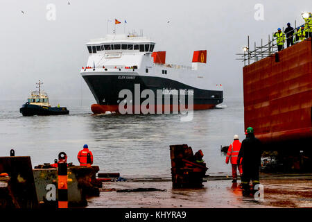 Port Glasgow, Scotland, UK. 21 Nov, 2017. Des milliers de spectateurs se sont rendus dans de fortes pluies pour regarder NICOLA STURGEON, Premier Ministre de l'Écosse lancer le Glen Sannox MV à partir de la cale de halage de Ferguson, chantier naval Port Glasgow. Ferguson's Yard était presque dans l'administration en août 2014 perdre plus de 70 emplois, mais a été sauvé par la Cour maintenant propriétaire JIM McCOLL qui a fait l'éloge de la décision du gouvernement d'ordonner deux navires à double carburant Crédit : Findlay/Alamy Live News Banque D'Images