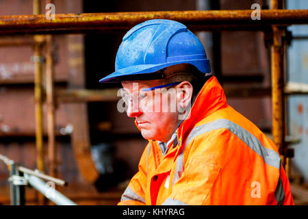 Port Glasgow, Scotland, UK. 21 Nov, 2017. Des milliers de spectateurs se sont rendus dans de fortes pluies pour regarder NICOLA STURGEON, Premier Ministre de l'Écosse lancer le Glen Sannox MV à partir de la cale de halage de Ferguson, chantier naval Port Glasgow. Ferguson's Yard était presque dans l'administration en août 2014 perdre plus de 70 emplois, mais a été sauvé par la Cour maintenant propriétaire JIM McCOLL qui a fait l'éloge de la décision du gouvernement d'ordonner deux navires à double carburant Crédit : Findlay/Alamy Live News Banque D'Images