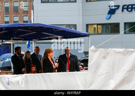 Port Glasgow, Scotland, UK. 21 Nov, 2017. Des milliers de spectateurs se sont rendus dans de fortes pluies pour regarder NICOLA STURGEON, Premier Ministre de l'Écosse lancer le Glen Sannox MV à partir de la cale de halage de Ferguson, chantier naval Port Glasgow. Ferguson's Yard était presque dans l'administration en août 2014 perdre plus de 70 emplois, mais a été sauvé par la Cour maintenant propriétaire JIM McCOLL qui a fait l'éloge de la décision du gouvernement d'ordonner deux navires à double carburant Crédit : Findlay/Alamy Live News Banque D'Images