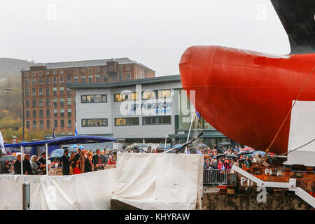 Port Glasgow, Scotland, UK. 21 Nov, 2017. Des milliers de spectateurs se sont rendus dans de fortes pluies pour regarder NICOLA STURGEON, Premier Ministre de l'Écosse lancer le Glen Sannox MV à partir de la cale de halage de Ferguson, chantier naval Port Glasgow. Ferguson's Yard était presque dans l'administration en août 2014 perdre plus de 70 emplois, mais a été sauvé par la Cour maintenant propriétaire JIM McCOLL qui a fait l'éloge de la décision du gouvernement d'ordonner deux navires à double carburant Crédit : Findlay/Alamy Live News Banque D'Images