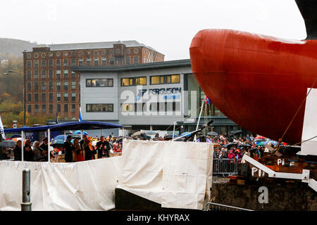 Port Glasgow, Scotland, UK. 21 Nov, 2017. Des milliers de spectateurs se sont rendus dans de fortes pluies pour regarder NICOLA STURGEON, Premier Ministre de l'Écosse lancer le Glen Sannox MV à partir de la cale de halage de Ferguson, chantier naval Port Glasgow. Ferguson's Yard était presque dans l'administration en août 2014 perdre plus de 70 emplois, mais a été sauvé par la Cour maintenant propriétaire JIM McCOLL qui a fait l'éloge de la décision du gouvernement d'ordonner deux navires à double carburant Crédit : Findlay/Alamy Live News Banque D'Images