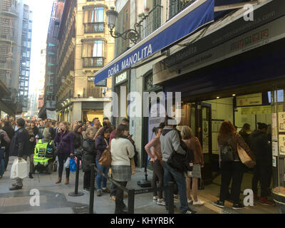 Madrid, Espagne. 18 novembre 2017. Déjà un mois avant la loterie de Noël espagnole 'El Gordo' le 22 décembre, les gens attendent en ligne devant le magasin de loterie Dona Manolita à Madrid, Espagne, le 18 novembre 2017. Crédit : Carola Frentzen/dpa/Alamy Live News Banque D'Images