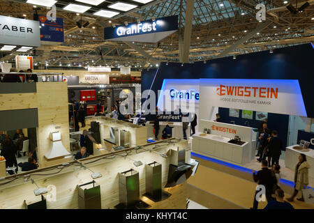 Expocentre, Moscou, Russie - 21 novembre 2017. MEBEL 2017 - 29ème exposition internationale 'meubles, garnitures et tissus d'ameublement'. Passes du 21 au 24 novembre 2017. Vue générale du hall d'exposition. Banque D'Images