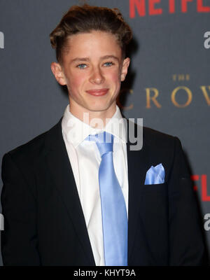 Londres, Royaume-Uni. 21 Nov, 2017. Nov 21, 2017 - Finn Elliot assister à 'la Couronne' Saison 2 Première Mondiale, Odeon Leicester Square à Londres, Angleterre, RU Credit : RM Press/Alamy Live News Banque D'Images