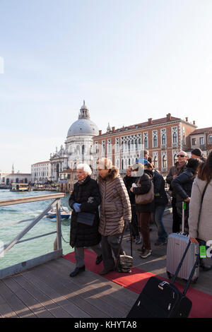 Venise, Italie, 21 novembre 2017. Festa della Madonna della Salute. L'église de la Madonna della Salute fut construite en remerciement de la fin de la peste de 1630-31, et dédiée à la Madonna, qui dans ce cas est la Panagia, Mesopantitisa ou byzantine orthodoxe orientale Vierge Noire représenté sur l'autel. Le 21 novembre de chaque année, les Vénitiens visitez l'église de rendre grâce et d'allumer une bougie votive pour une bonne santé tout au long de l'année. Masses religieuses sont répétées toutes les heures tout au long de la journée. Un pont temporaire est érigée votive sur le Grand Canal. Mary crédit Clarke/Alamy Live News Banque D'Images