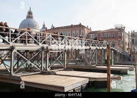 Venise, Italie, 21 novembre 2017. Festa della Madonna della Salute. L'église de la Madonna della Salute fut construite en remerciement de la fin de la peste de 1630-31, et dédiée à la Madonna, qui dans ce cas est la Panagia, Mesopantitisa ou byzantine orthodoxe orientale Vierge Noire représenté sur l'autel. Le 21 novembre de chaque année, les Vénitiens visitez l'église de rendre grâce et d'allumer une bougie votive pour une bonne santé tout au long de l'année. Masses religieuses sont répétées toutes les heures tout au long de la journée. Un pont piétonnier votive temporaire est construit sur le Grand Canal donnant accès à l'église Banque D'Images