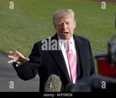 Le président américain Donald J. Trump s’adresse aux médias sur la pelouse sud de la Maison Blanche à Washington, DC avant son départ pour Mar-A-Lago, où il passera les vacances de Thanksgiving, le mardi 21 novembre 2017. Crédit : Ron Sachs/CNP - AUCUN SERVICE DE FIL - photo : Ron Sachs/Consolidated News photos/Ron Sachs - CNP Banque D'Images