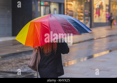 Fishergate, Preston, Lancashire, UK Weather. 22ndNovember, 2017. Humide des pluies de commencer la journée dans le centre-ville. De fortes pluies et des vents forts comme tôt le matin les acheteurs visitent le centre-ville dans le temps pluvieux. La prévision est de poursuivre les polluants et souvent de fortes averses déplaçant lentement vers l'est avec des vents forts. /AlamyLiveNews MediaWorldImages crédit ; Banque D'Images