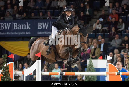 Stuttgart, Allemagne. 19 novembre 2017. Cavalier français Penelope Leprevost sur cheval Vagabond de la pomme en action au Grand Prix de Stuttgart de la compétition équestre de la Coupe du monde FEI à Stuttgart, Allemagne, 19 novembre 2017. Crédit : Sebastian Gollnow/dpa/Alamy Live News Banque D'Images