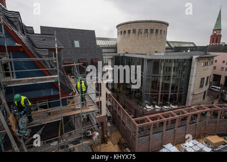 Des ouvriers du bâtiment se tiennent debout sur un chantier de construction près du lieu d'exposition Schirn (R) dans le centre historique de Francfort, Allemagne, le 20 novembre 2017. Après la destruction à grande échelle de la vieille ville de Francfort pendant la seconde Guerre mondiale, les bâtiments médiévaux sont maintenant en cours de reconstruction en partie selon leur exemple historique situé dans le centre historique de la ville entre la cathédrale de Francfort et la place du marché Roemerberg. Photo : Boris Roessler/dpa Banque D'Images