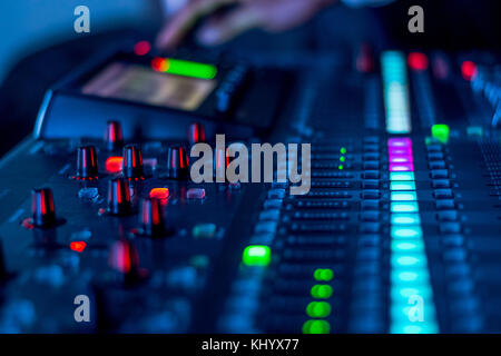 Lumière d'un psychédélique de nuit d'harmonie dans un festival de musique Banque D'Images