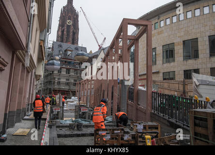 Francfort, Allemagne. 20 novembre 2017. Les ouvriers du bâtiment sont occupés sur un chantier dans le centre historique de Francfort, Allemagne, le 20 novembre 2017. Après la destruction à grande échelle de la vieille ville de Francfort pendant la seconde Guerre mondiale, les bâtiments médiévaux sont maintenant en cours de reconstruction en partie selon leurs exemples historiques situés dans le centre historique de la ville entre la cathédrale de Francfort et la place du marché Roemerberg. Crédit : Boris Roessler/dpa/Alamy Live News Banque D'Images