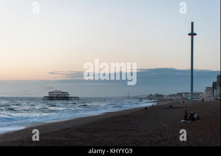 Brighton, East Sussex. 22 novembre 2017. Météo britannique. Coucher du soleil à la fin d'une journée ensoleillée et doux avec de forts vents côtiers à Brighton où des milliers d'étourneaux troupeau et mettre sur un écran au-dessus du Brighton murmuration Piers. Les oiseaux sont de retour après un été aussi loin loin que la Scandinavie, et au cours de l'hiver au Royaume-Uni, dormir sous la Brighton piers par nuit, et d'alimentation sur les Dunes et terres agricoles avoisinantes au cours de la journée. Credit : Francesca Moore/Alamy Live News Banque D'Images