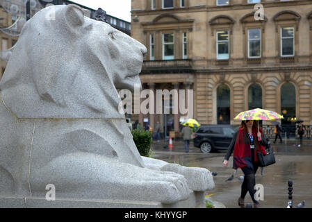 Glasgow, Écosse, Royaume-Uni 22nd novembre. Météo au Royaume-Uni : jour de pluie sombre pendant que les gens magasinent dans la ville. Crédit : gerard ferry/Alay Live News Banque D'Images