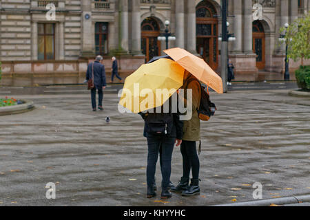 Glasgow, Écosse, Royaume-Uni 22nd novembre. Météo au Royaume-Uni : jour de pluie sombre pendant que les gens magasinent dans la ville. Crédit : gerard ferry/Alay Live News Banque D'Images