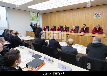 Muenster, Allemagne. 21 novembre 2017. Les participants assistent à une réunion de la Cour constitutionnelle à Muenster (Allemagne), le 21 novembre 2017. Le Tribunal constitutionnel de Rhénanie-du-Nord-Westphalie décide que la clause restrictive de 2,5 % lors des élections locales est légale. Plusieurs partis, dont le Parti national-démocrate allemand (NPD) et la gauche, ont intenté une action contre la clause introduite en 2016. Credit : Friso Gentsch/dpa/Alamy Live News Banque D'Images