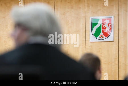 Muenster, Allemagne. 21 novembre 2017. Des gens siègent dans une salle d'audience de la Cour constitutionnelle à Muenster (Allemagne), le 21 novembre 2017. Le Tribunal constitutionnel de Rhénanie-du-Nord-Westphalie décide que la clause restrictive de 2,5 % lors des élections locales est légale. Plusieurs partis, dont le Parti national-démocrate allemand (NPD) et la gauche, ont intenté une action contre la clause introduite en 2016. Credit : Friso Gentsch/dpa/Alamy Live News Banque D'Images