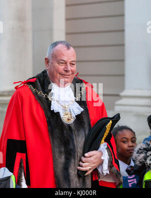 Londres, Royaume-Uni. 22 novembre 2017. Le maire de Greenwich, le conseiller Peter Brooks mène la parade annuelle lanterne de Greenwich. Banque D'Images