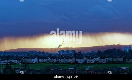 Glasgow, Écosse, Royaume-Uni 23 novembre, 2017r. Météo britannique : pluie torrentielle au sud-est de Glasgow rétroéclairée par le soleil levant de l'aube derrière les nuages noirs . Crédit Gerard Ferry/Alamy news Banque D'Images