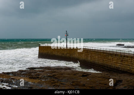 Porthleven, Cornwall. 22 nov, 2017. uk weather : porthleven, Cornwall, UK. des coups de vent apporter dans une mer difficile sur la marée montante au crédit de porthleven : james pearce/Alamy live news Banque D'Images