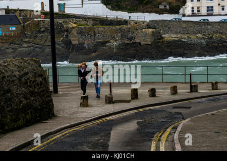 Porthleven, Cornwall. 22 nov, 2017. uk weather : porthleven, Cornwall, UK. deux adolescents chat tout en bravant les gales à porthleven. editorial:deux jeunes filles en lieu public. crédit : james pearce/Alamy live news Banque D'Images