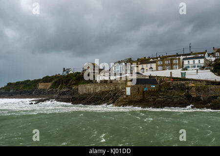 Porthleven, Cornwall. 22 nov, 2017. uk weather : porthleven, Cornwall, UK. des coups de vent apporter dans une mer difficile sur la marée montante au crédit de porthleven : james pearce/Alamy live news Banque D'Images