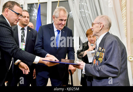 Moscou, Russie. 22 novembre, 2017. Le président tchèque Milos Zeman (centre) a accordé quatre personnalités russes lors d'une réception, lui et son épouse ivana tenue à l'ambassade tchèque à Moscou aujourd'hui, le jeudi 22 novembre 2017, comme un moyen de remercier Anciens combattants russes qui ont pris part à la libération de la Tchécoslovaquie de l'occupation nazie. Zeman a remis les médailles d'héroïsme pour mariya rokhlina dymkov, Vladimir (à droite) et boris zvyagintsev, tous ww2 des anciens combattants âgés de plus de 90. Banque D'Images