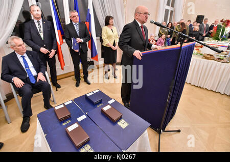 Moscou, Russie. 22 novembre, 2017. Le président tchèque Milos Zeman (gauche) a accordé quatre personnalités russes lors d'une réception, lui et son épouse ivana tenue à l'ambassade tchèque à Moscou aujourd'hui, le jeudi 22 novembre 2017, comme un moyen de remercier Anciens combattants russes qui ont pris part à la libération de la Tchécoslovaquie de l'occupation nazie. Zeman a remis les médailles d'héroïsme pour mariya rokhlina dymkov, Vladimir et boris zvyagintsev, tous ww2 des anciens combattants âgés de plus de 90. Il a également remis des médailles de mérite aux études d'experts russes en République tchèque et russe valeriya vasilyeva défenseur des droits Svetlana Gannushkina. Banque D'Images