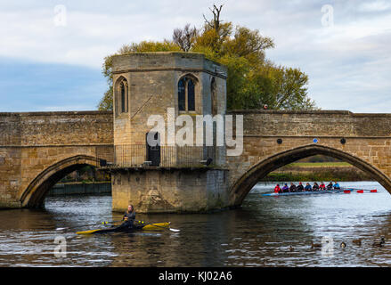 River Great Ouse avec le Pont de la Chapelle St Leger médiévale à St Ives, Cambridgeshire, Angleterre, Royaume-Uni. Banque D'Images