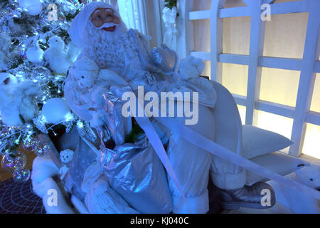 Le père Noël en costume rouge de Noël Banque D'Images