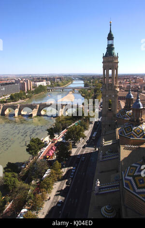 Vue aérienne de Saragosse depuis la basilique de Nuestra Señora del Pilar Banque D'Images