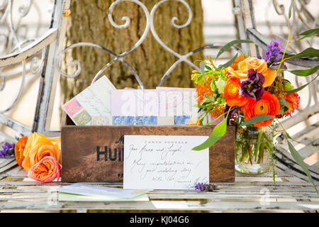 Des lettres de remerciement de mariage en boîte en bois rustique avec vase de fleurs Banque D'Images