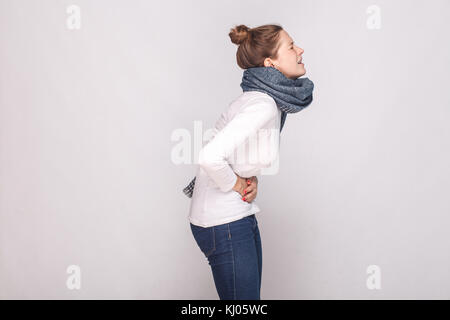 Vue de côté. périodes, mensuelle, les mensuels concept. Jeune femme ont un estomac. studio shot Banque D'Images