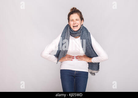 Périodes, mensuelle, les mensuels concept. Jeune femme ont un estomac. studio shot Banque D'Images