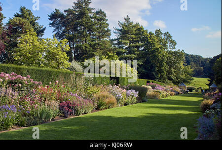 Une large avenue bordée de frontières herbacous mène à Newby Hall, Yorkshire, Angleterre, Royaume-Uni, Europe ; ,salon, Ripon Banque D'Images