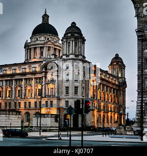 Les trois grâces, le Royal Liver Building, la Cunard Building et le port de Liverpool Building, prennent la vedette dans le port marchand de Liverpool au Patrimoine Mondial de l'UNESCO.(images multipul cousues). Banque D'Images