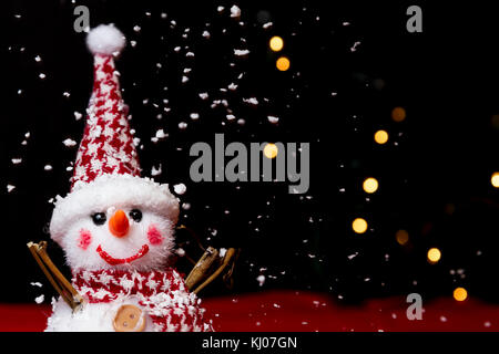 Bonhomme de neige sur plus de troubles de l'arbre de Noël et lumière bokeh Banque D'Images