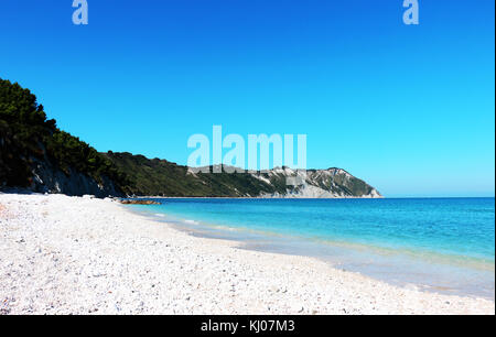 La plage de Porto Nuovo dans les Marches, Italie Banque D'Images